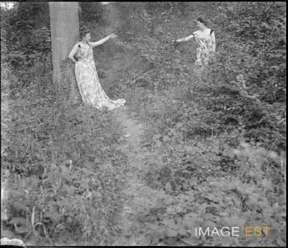 Deux femmes dans une forêt (Vosges ?)